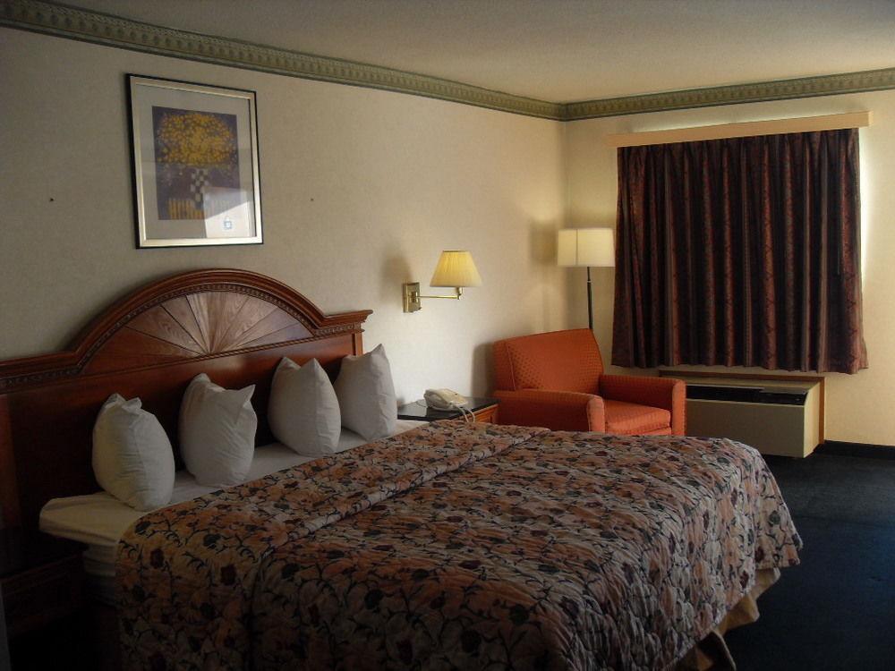 Days Inn By Wyndham Maumee/Toledo Exterior photo
